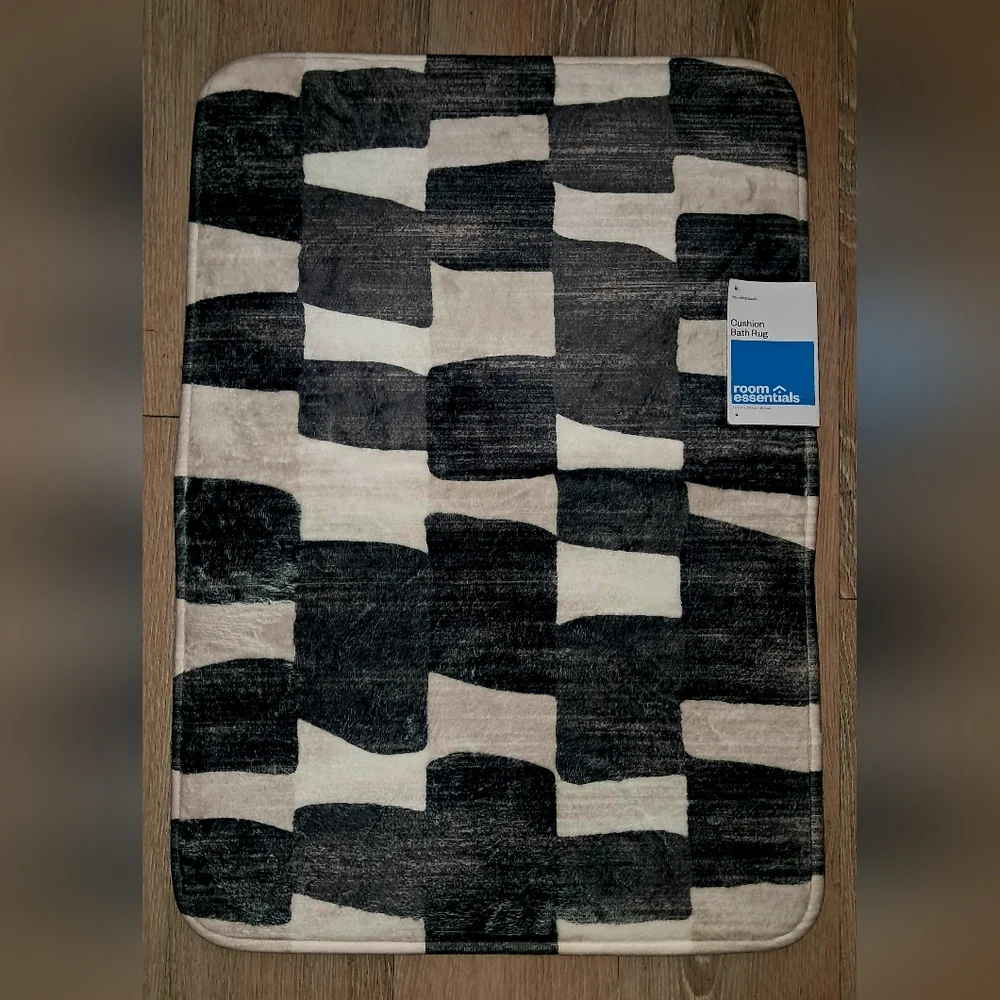 NWT Room essentials Black & Cream Cushioned Bath Rug